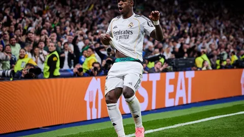 “广东29分惨败遭遇挑战？杜锋战术引争议：11冠霸主季后赛前景堪忧”